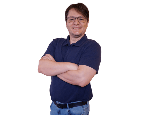 Psicólogo Fabiano sorrindo de braços cruzados, oferecendo psicoterapia online especializada em saúde mental para homens.