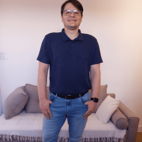 Psicólogo Fabiano em pé, à disposição para iniciar o seu processo de psicoterapia online